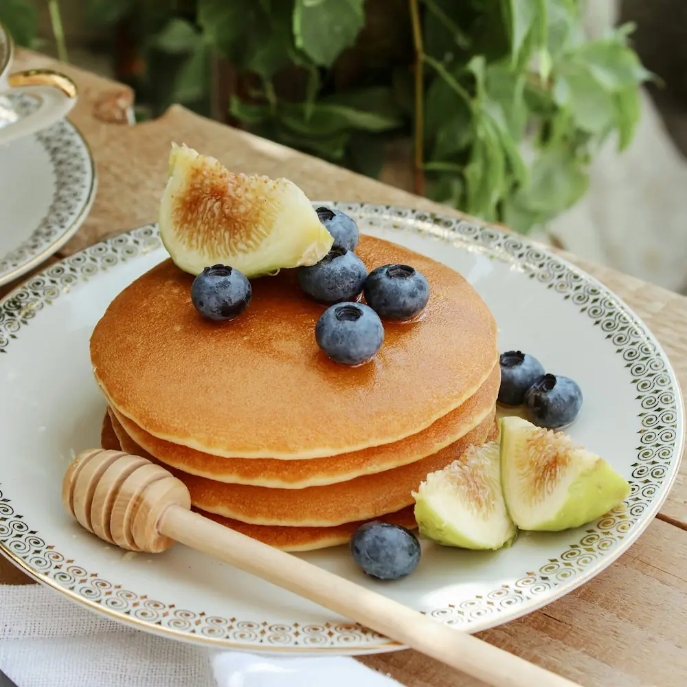 Hotcakes with figs, blueberries and honey